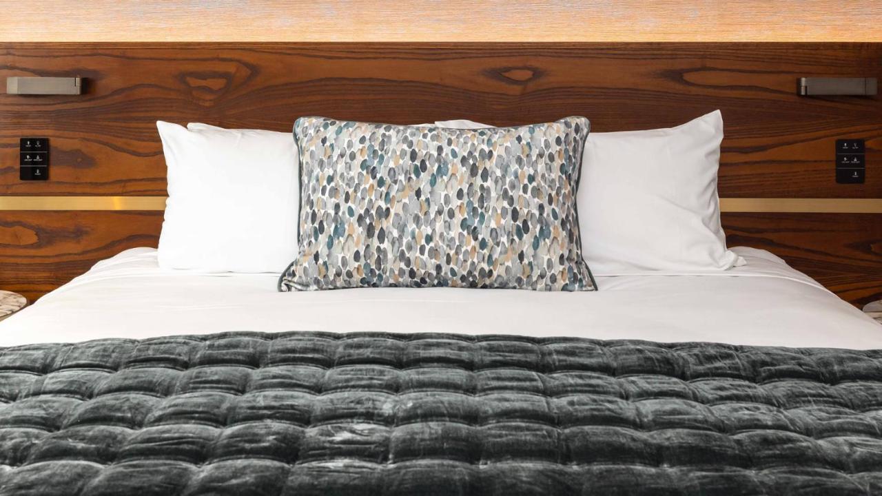 Horizon By Skycity Окленд Екстер'єр фото A decorative pillow on a bed