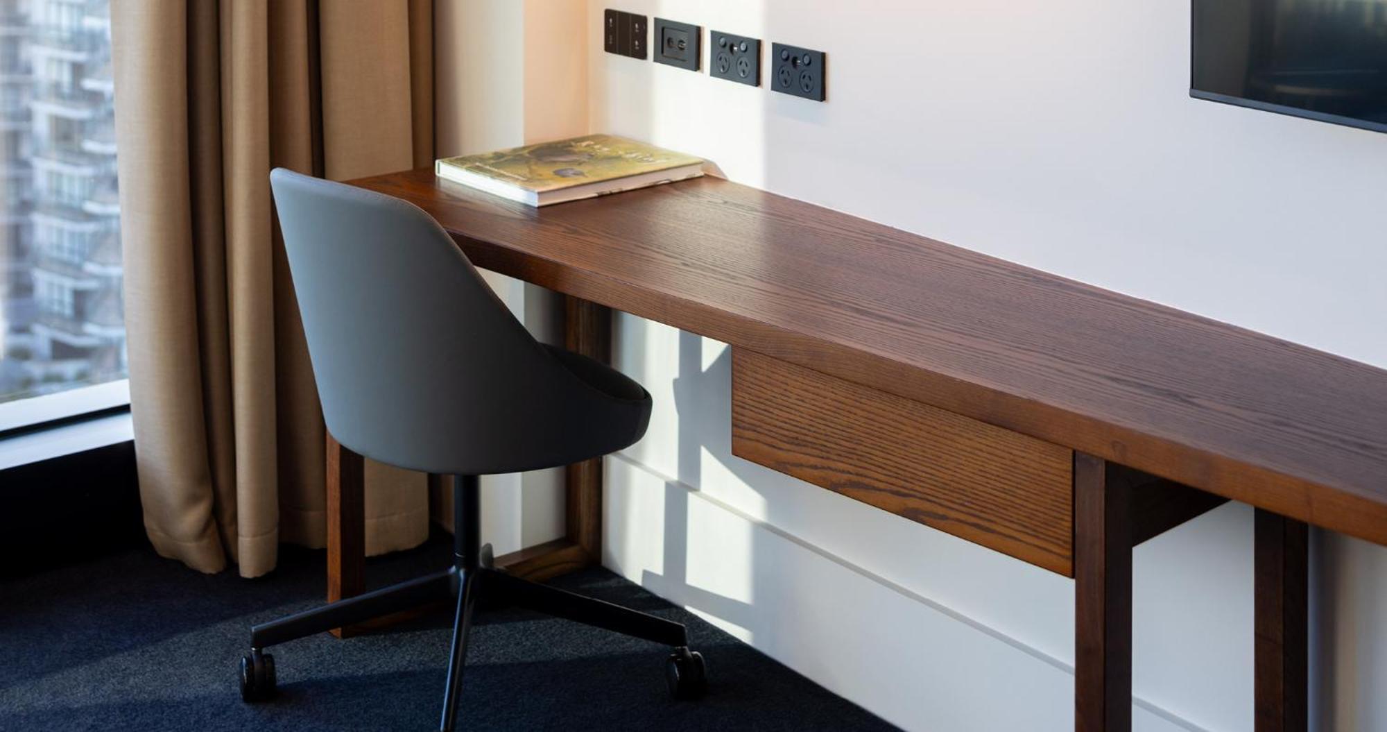 Horizon By Skycity Окленд Екстер'єр фото A desk and chair